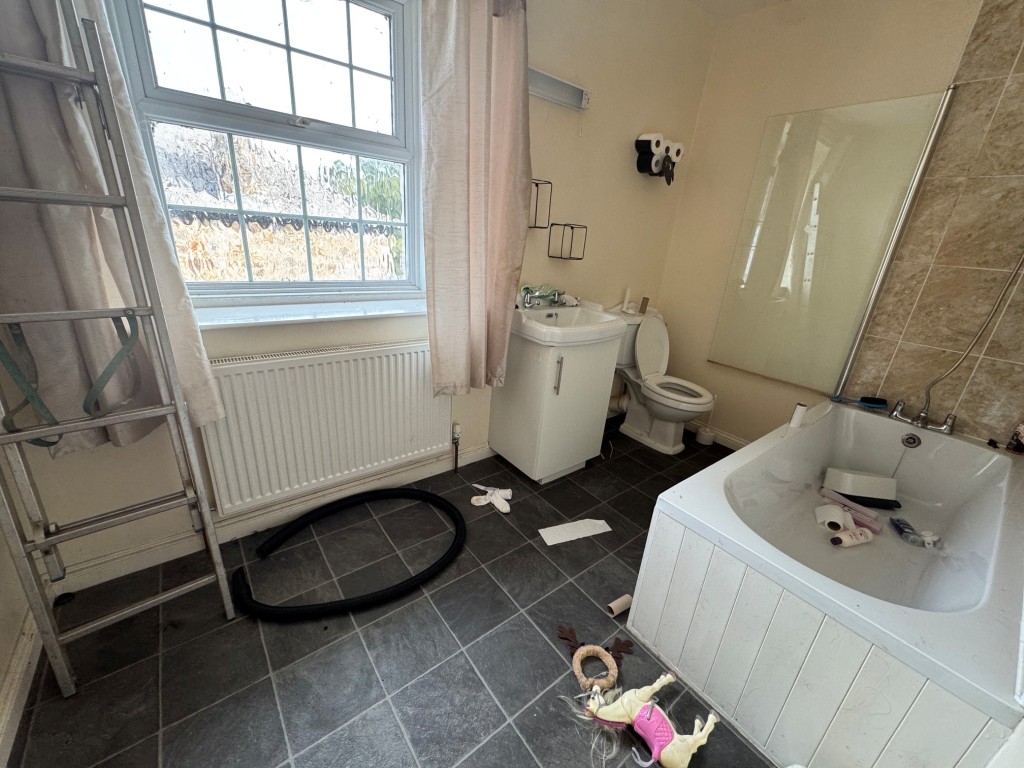 Lot: 222 - THREE-BEDROOM FARMHOUSE AND ATTACHED TWO-BEDROOM ANNEX - FREEHOLD INVESTMENT - Farmhouse - bathroom